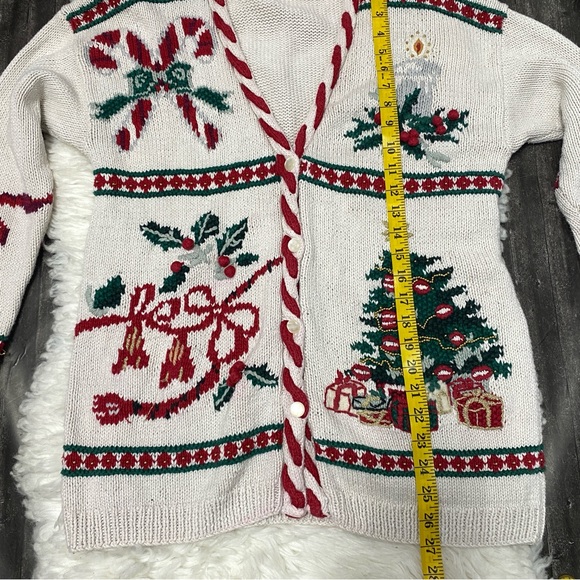 VINTAGE CAPE ISLE KNITTERS CHRISTMAS TREE CANDY CANE RIBBON WHITE CARDIGAN - Picture 3 of 11
